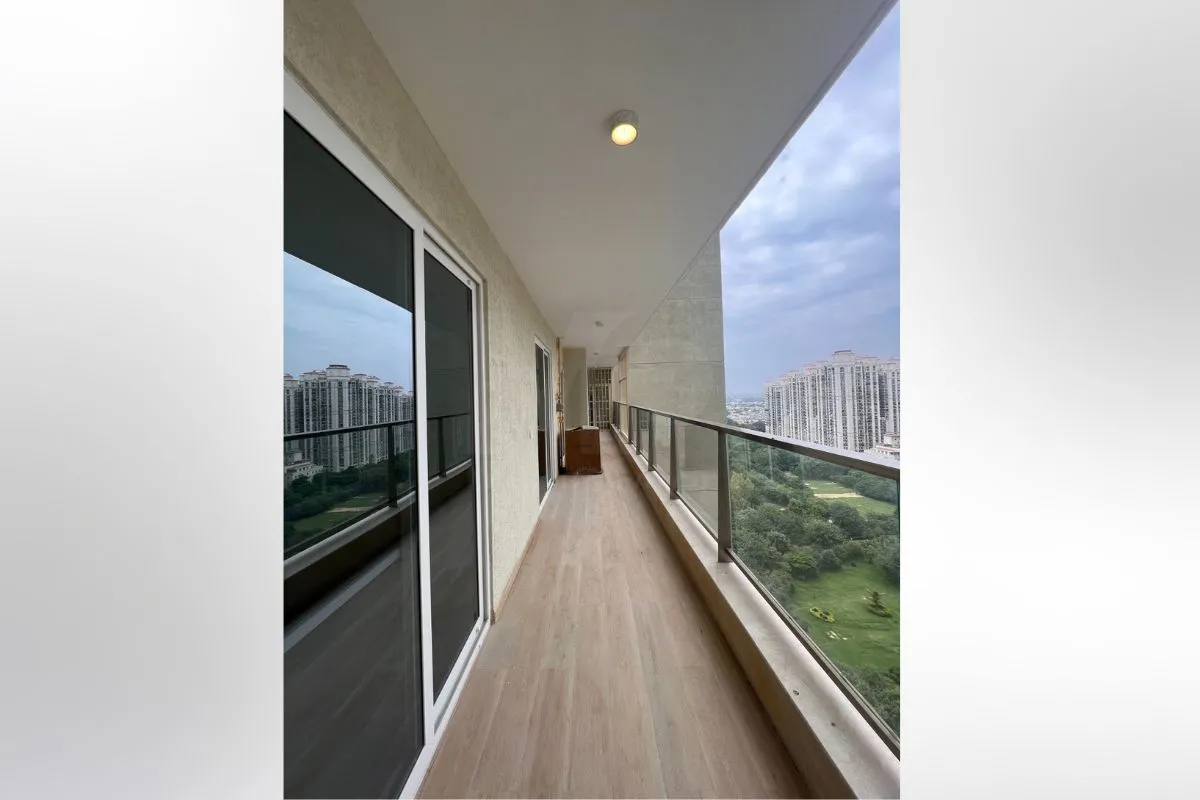 Apartment in DLF One Midtown