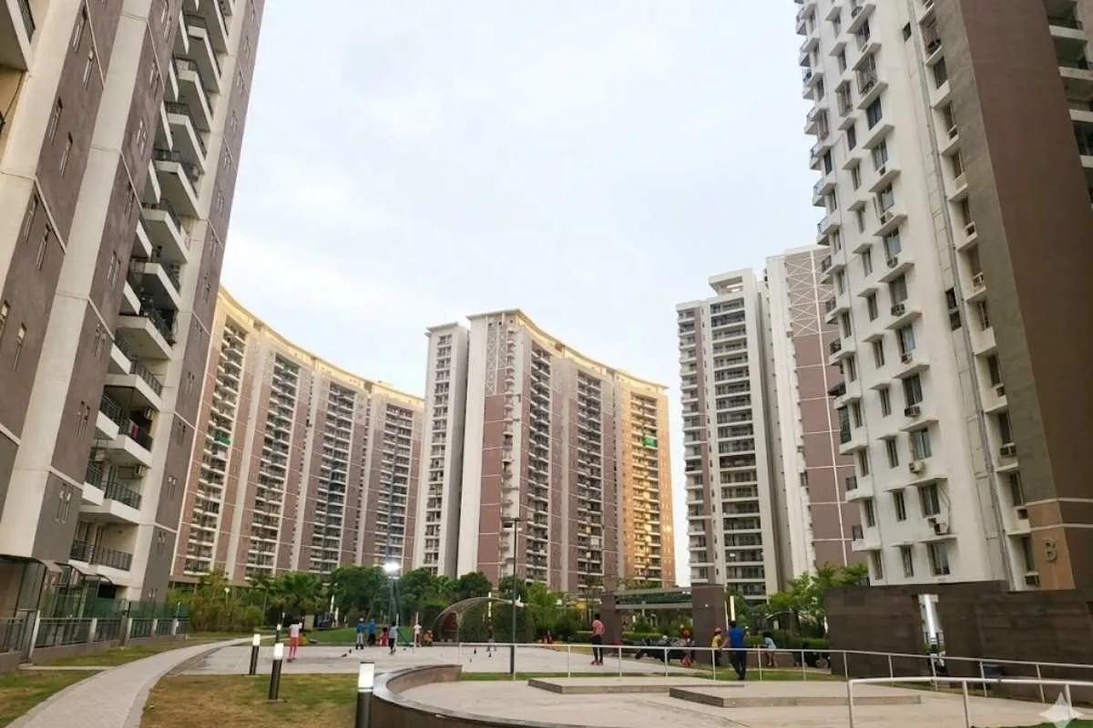 4 Bhk Flat in Noida