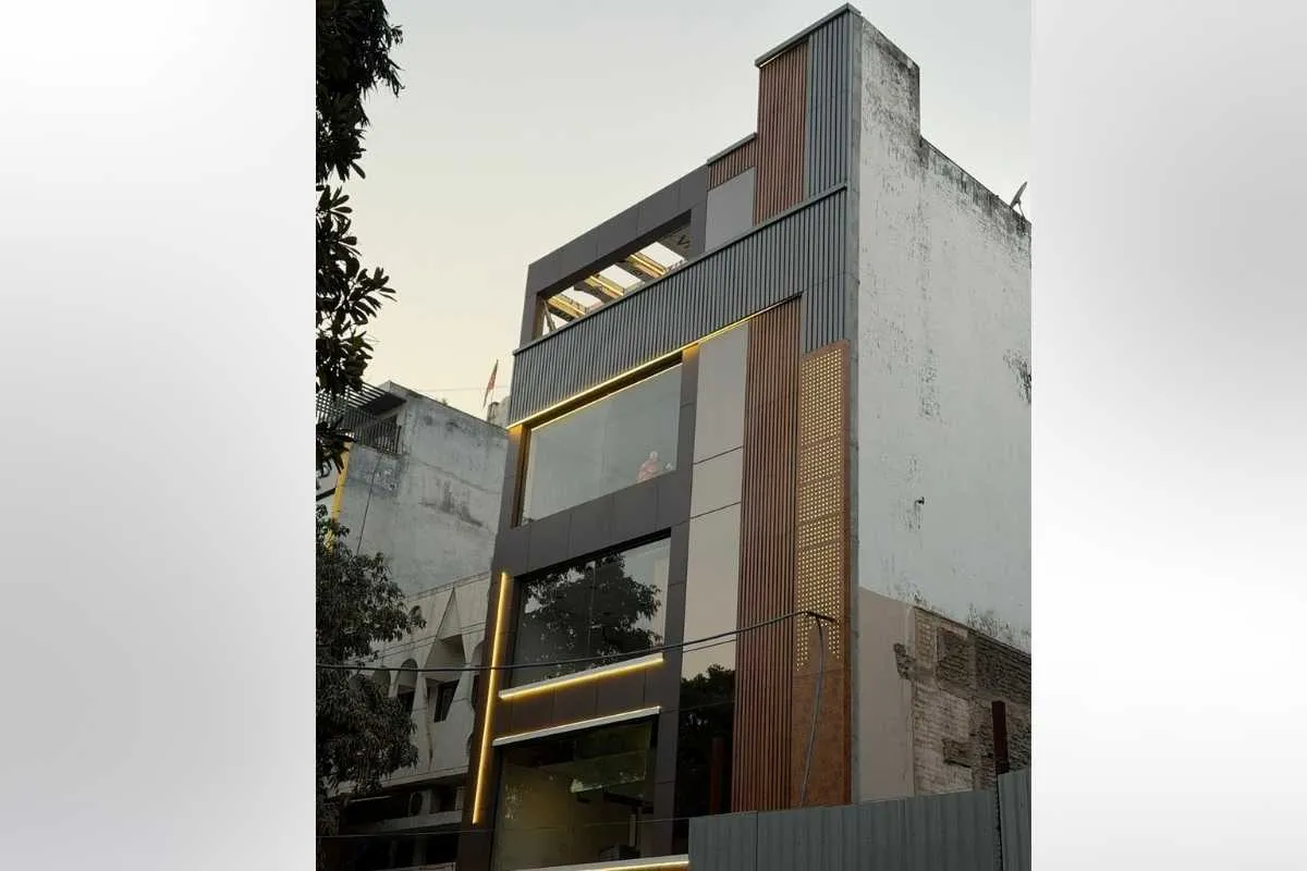 Showroom in Kirti Nagar