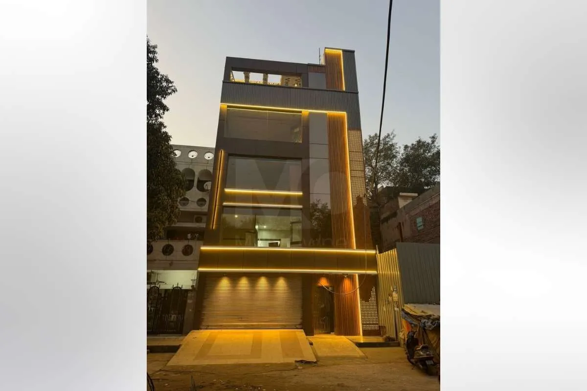 Showroom in Kirti Nagar