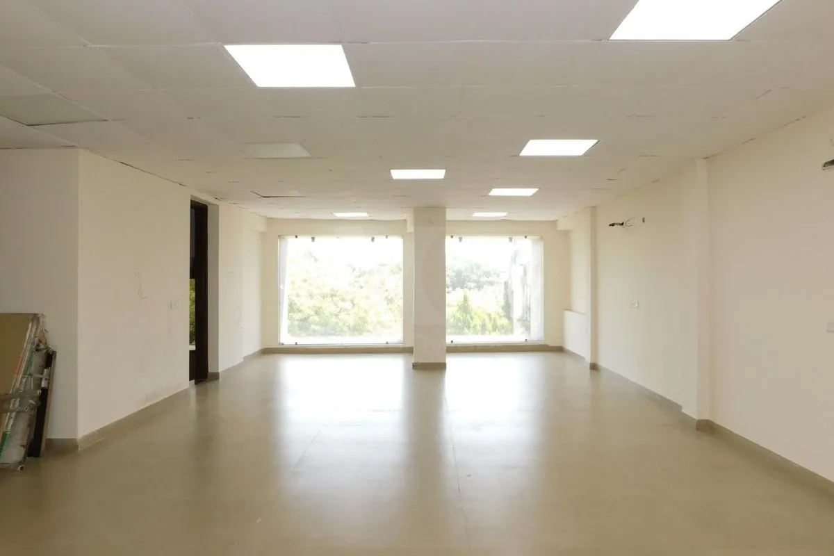 Showroom in Kirti Nagar