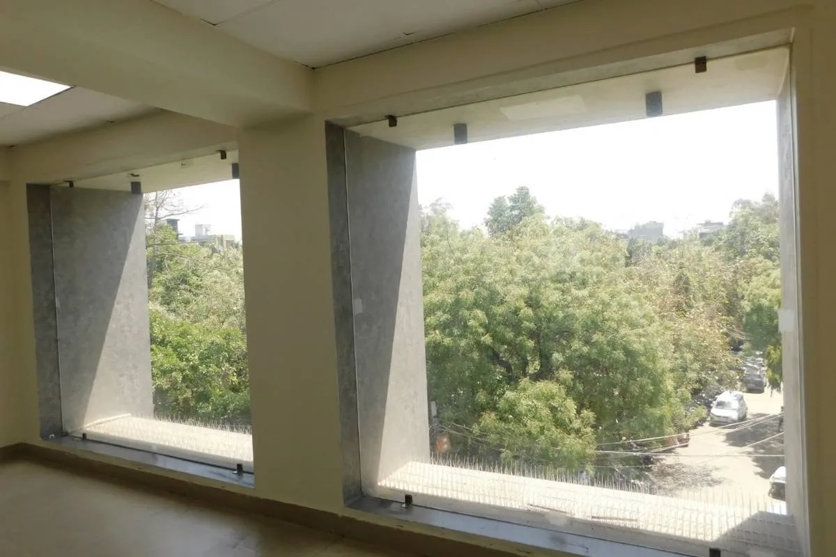 Showroom in Kirti Nagar